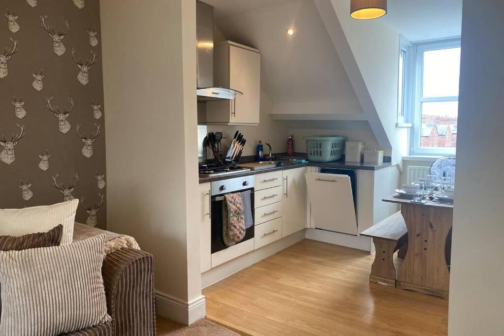 Upper 2 Bedroom Apartment In The Heart Of Jesmond นิวคาสเซิล อะพอน ไทน์ ภายนอก รูปภาพ