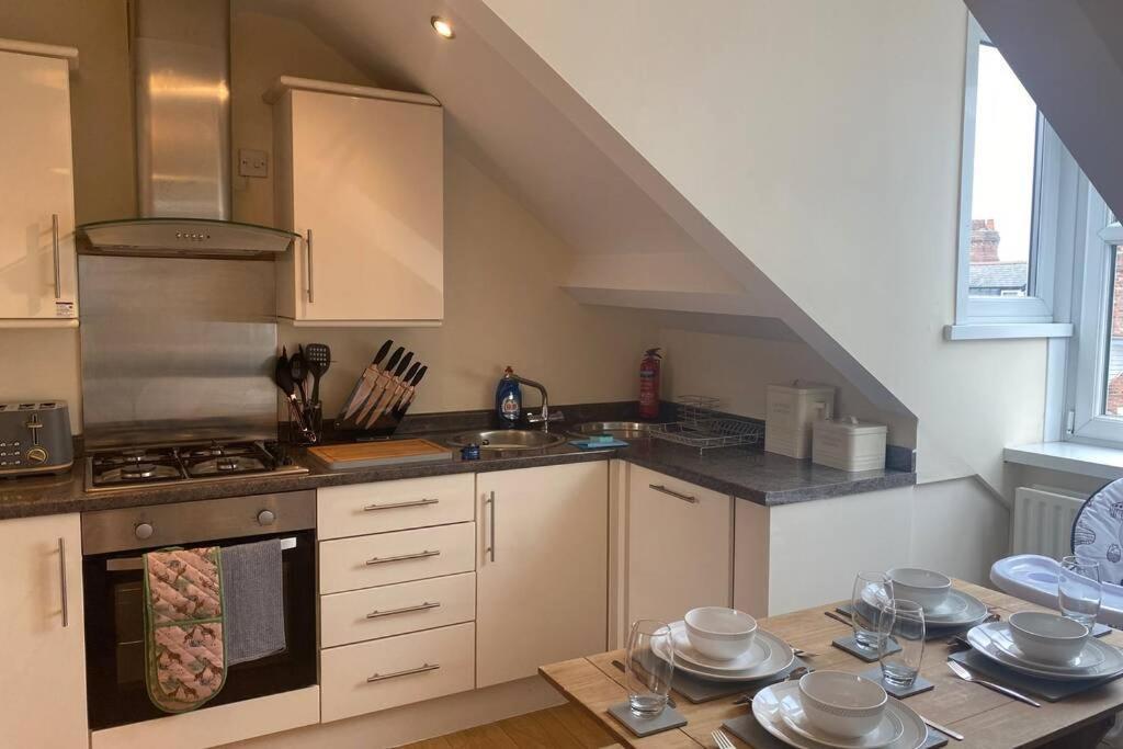 Upper 2 Bedroom Apartment In The Heart Of Jesmond นิวคาสเซิล อะพอน ไทน์ ภายนอก รูปภาพ